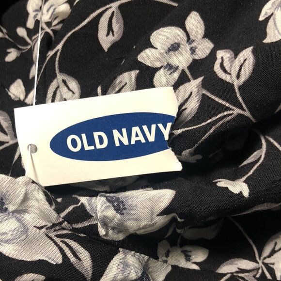 NWT Boho vibes Black & White Floral Chiffon V Neck Blouse. Small. - Picture 10 of 11